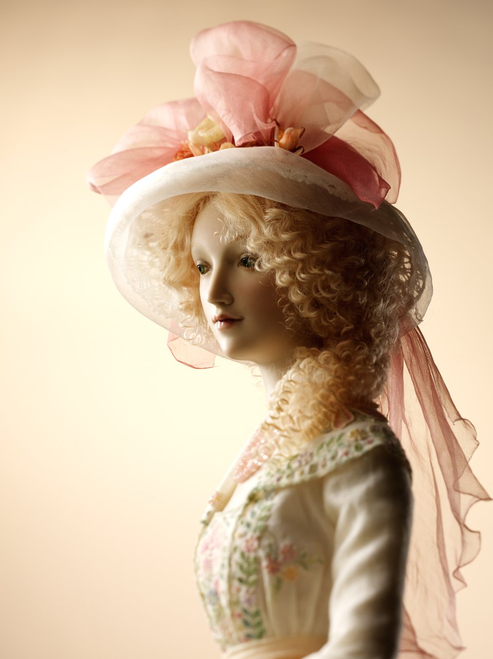 Alexandra-Kokinova-muneca-hecha-a-mano-Martha-1910-detalle-sombrero-cara