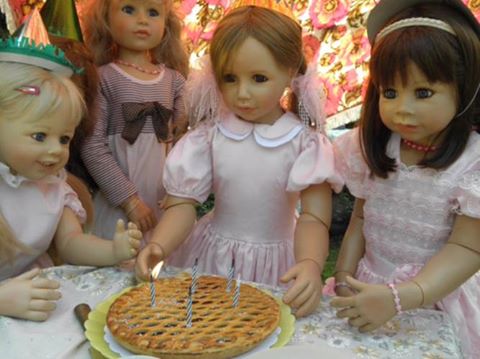 Foto de varias muñecas de MasterPiece celebrando un cumpleaños