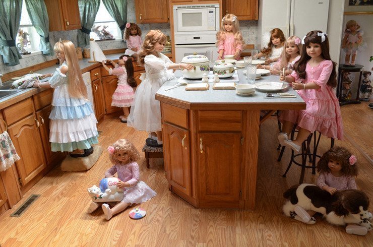 Foto de varias muñecas de MasterPiece, todas juntas en la cocina