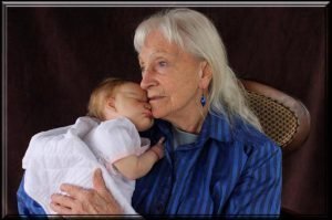 Foto de señora mayor cogiendo en brazos a un bebé reborn. Terapia con bebés reborn.