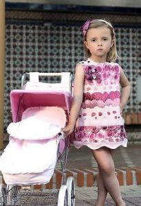 Foto de una modelo infantil con una sillita Big Rosa de Bebelux