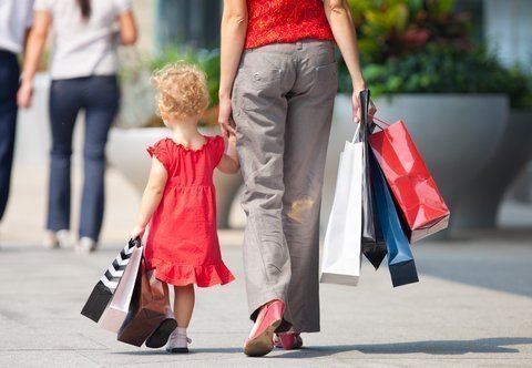 Foto una niña con su madre de compras
