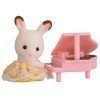 Sylvanian Families - Bebé para llevar - Conejo chocolate con piano
