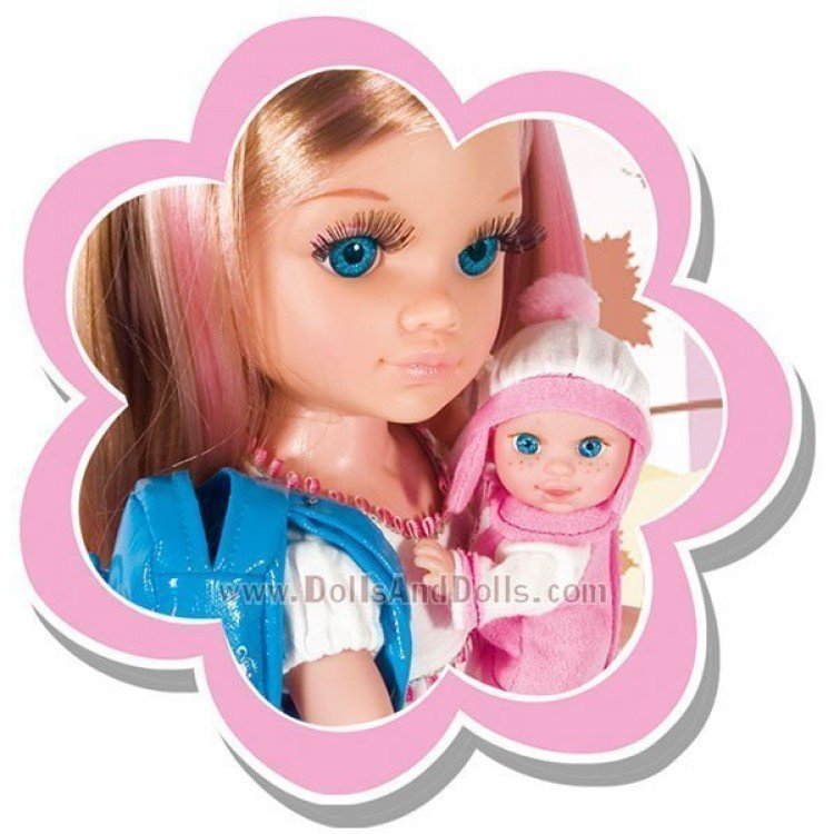 Nancy pasea a su hermanita