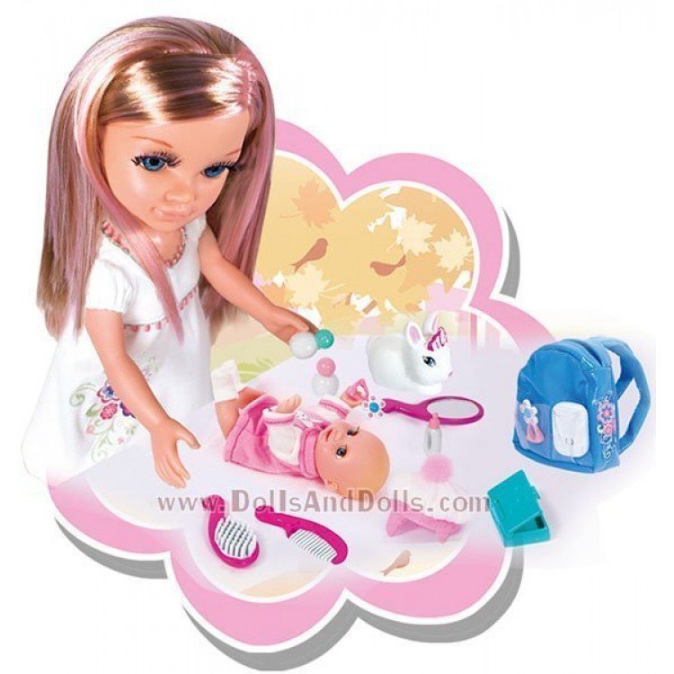 Nancy pasea a su hermanita