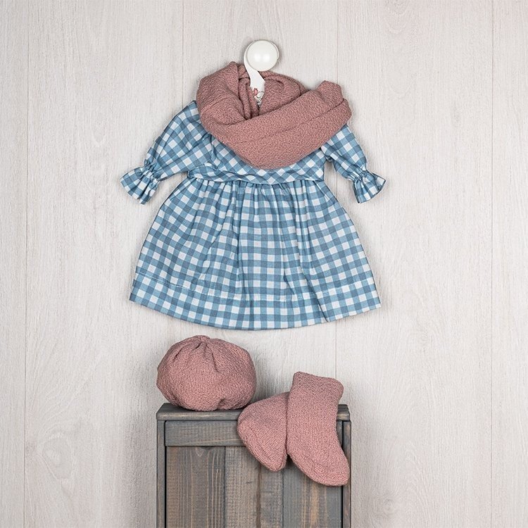 Ropa para Muñecas Así 57 cm - Vestido de cuadros azules, gorro, bufanda y botas lana rosa viejo para muñeca Pepa