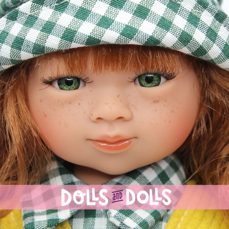 Muñeca D'Nenes 34 cm - Marieta con peto amarillo y camisa y gorro de cuadros