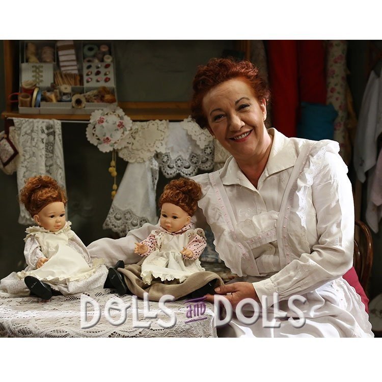 Muñeca Paola Reina 42 cm - Doloretes con vestido granate (El Secreto de Puente Viejo)