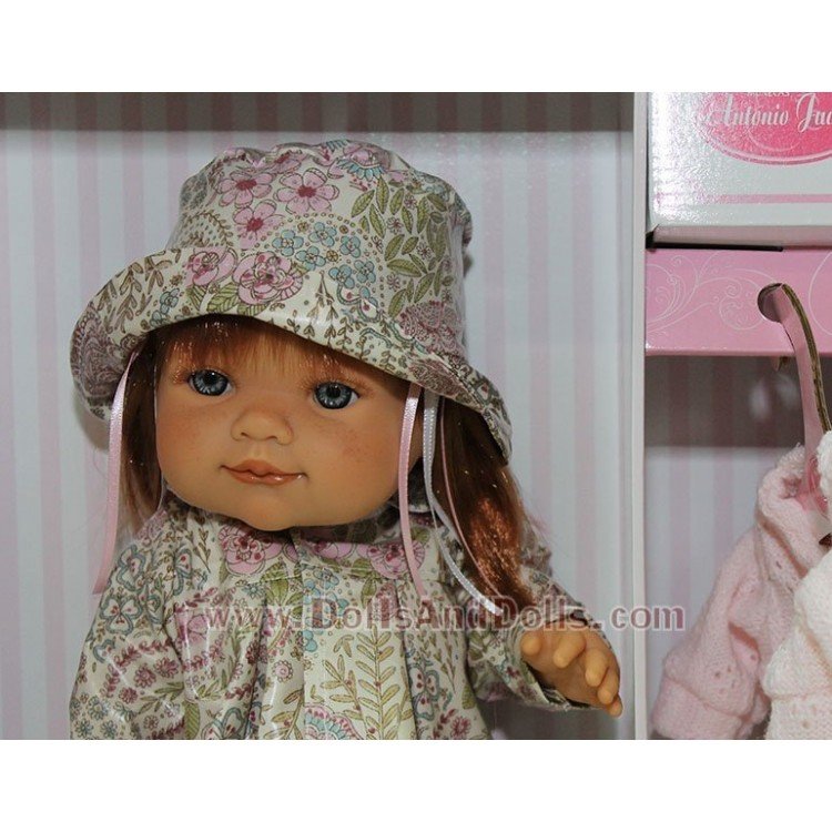 Farita armario pelirroja con chubasquero