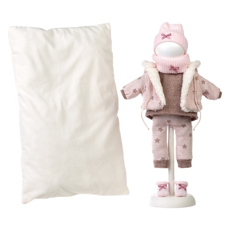 Vêtements pour poupées Llorens 40 cm - Grand coussin blanc, veste rose doublée de polaire, pull, pantalon, écharpe, bonnet et chaussons.