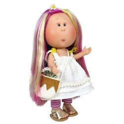 Poupée Nines d'Onil 23 cm - Little Mia avec des cheveux arc-en-ciel et une robe blanche