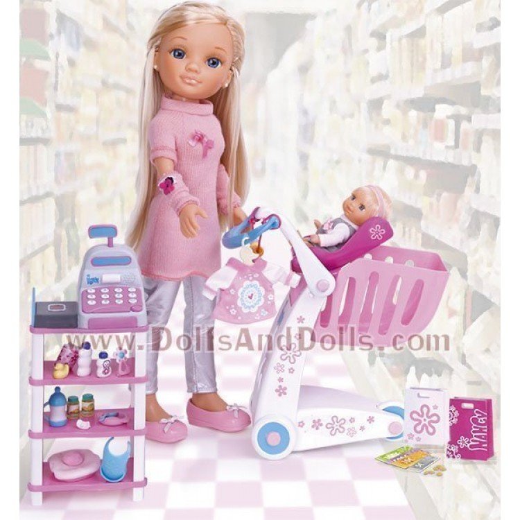Nancy de compras con su hermanita