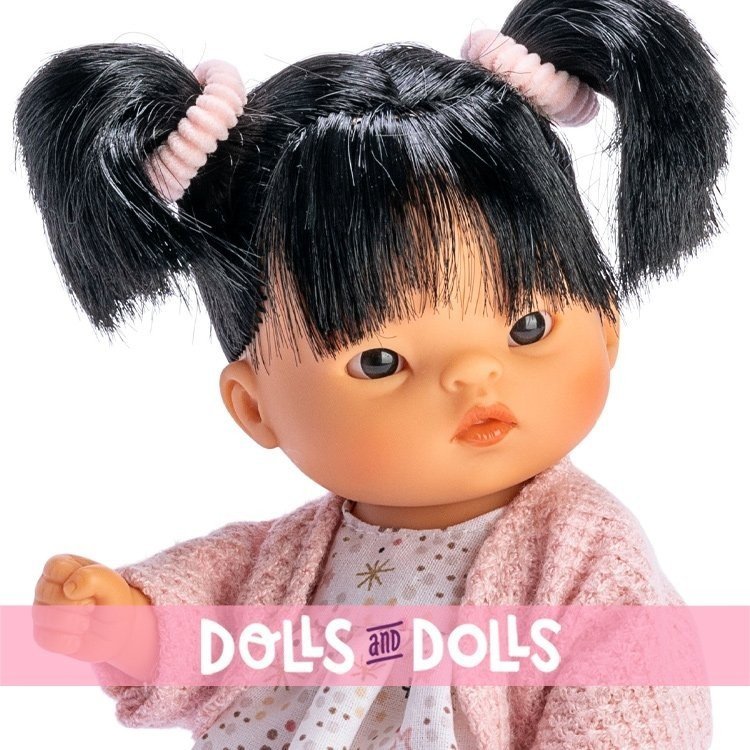 Así Puppe 20 cm - Cheni mit bedrucktem Kleid und rosa Jacke