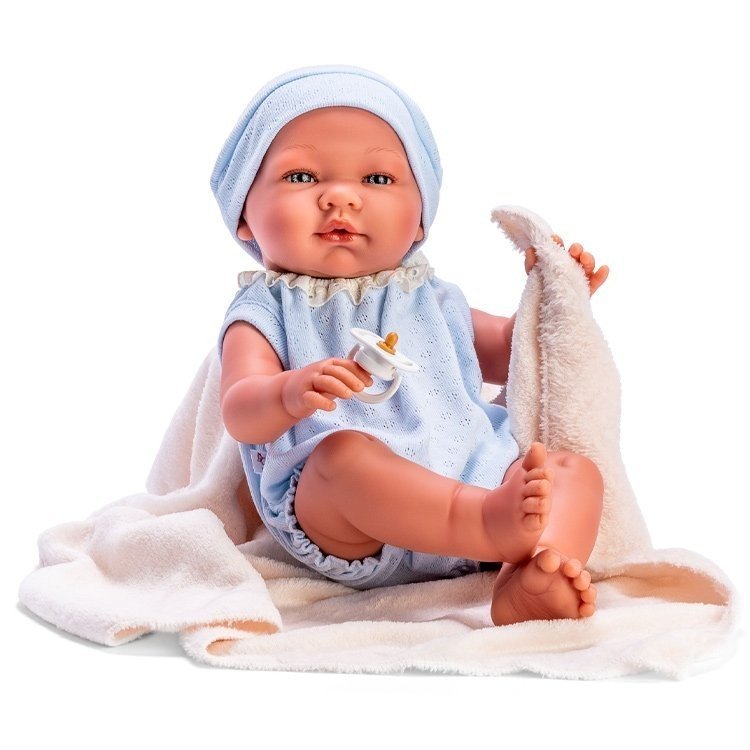 Así Puppe 43 cm - Pablo mit Ganzkörperanzug und blauer Strickmütze mit beiger Decke