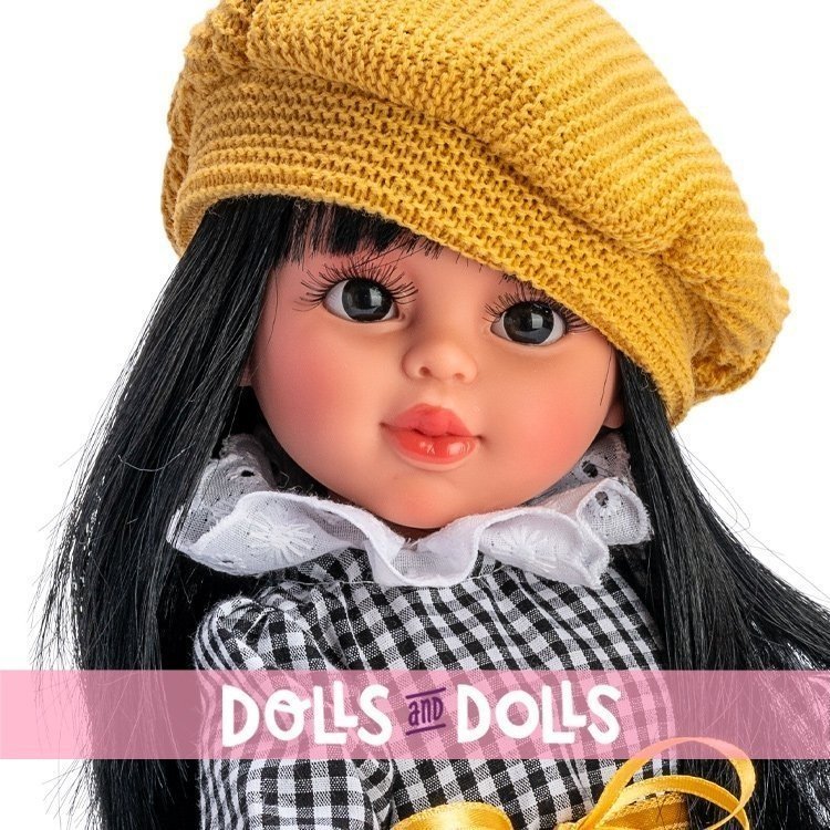 Así Puppe 40 cm - Sabrina mit schwarzem Vichy-Kleid und dotterfarbener Strickmütze