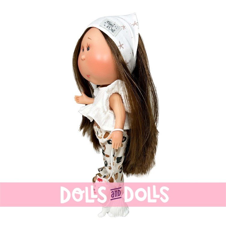 Nines d'Onil Puppe 30 cm - Mia brunette mit weißem T-Shirt, bedruckter Hose und Maskottchen