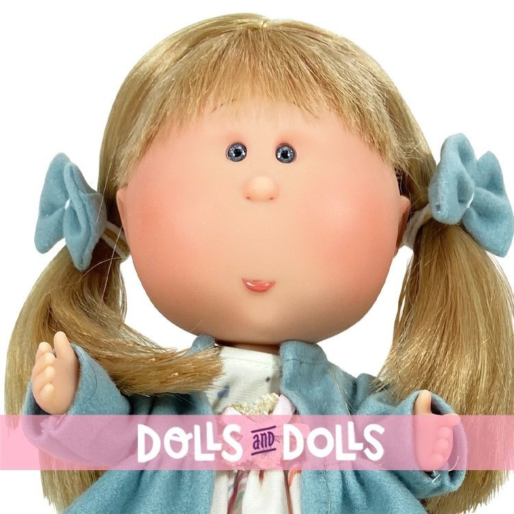 Nines d'Onil Puppe 30 cm -  GELENKTE Mia - blond mit Regenbogenkleid und blauem Mantel