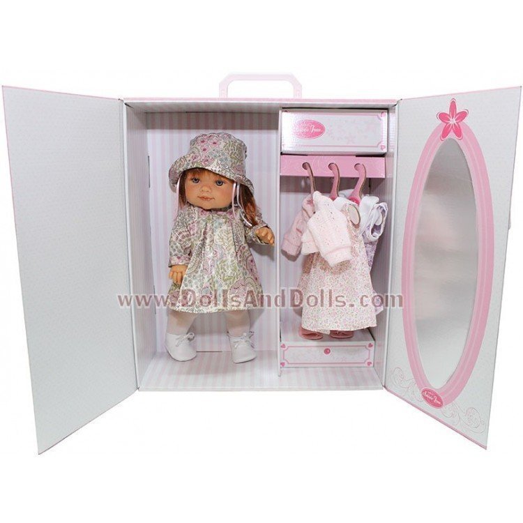 Farita armario pelirroja con chubasquero