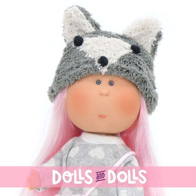 Bambola Nines d'Onil 30 cm - Mia con capelli rosa con parure grigia e cappello di volpe