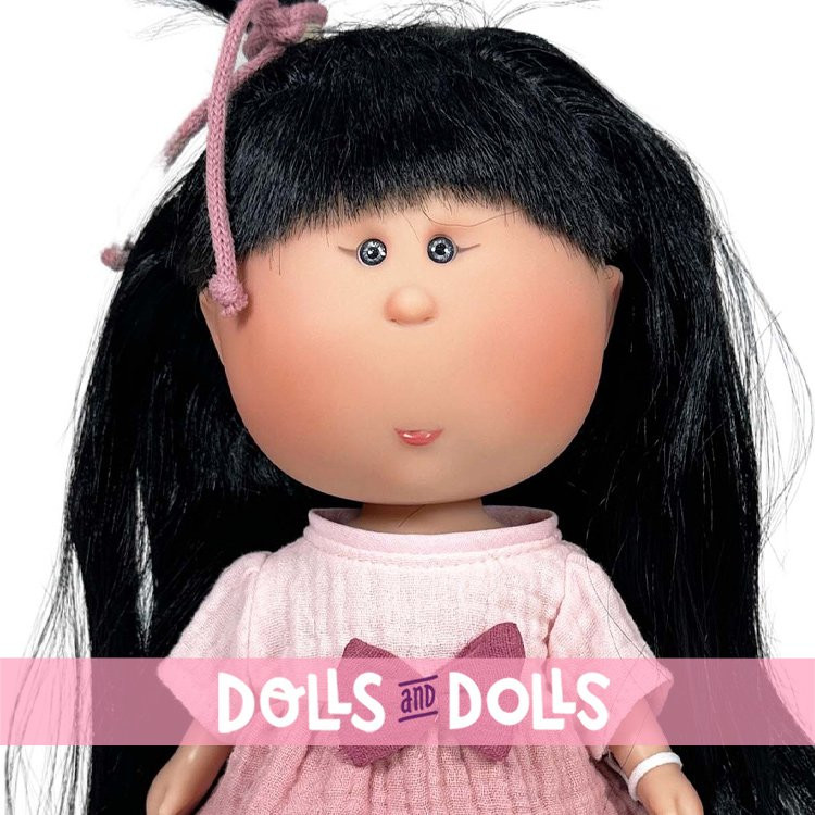 Bambola Nines d'Onil 30 cm - Mia con un vestito rosa con mascotte