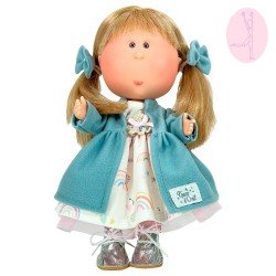 Bambola Nines d'Onil 30 cm - Mia ARTICOLATA - bionda con abito arcobaleno e cappotto blu